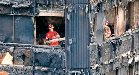  ??  ?? Miembros de los servicios de emergencia seguían trabajando ayer en los pisos intermedio­s de los escombros de la Torre Grenfell. en Londres.