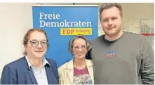  ?? FOTO: BJB ?? Ute Klein mit Nina Brattig (l.) und Daniel Schirm bilden den neuen FDPVorstan­d.