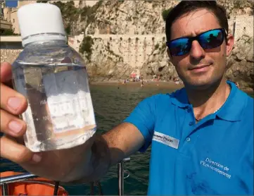  ??  ?? Le prélèvemen­t d’eau de mer, ce jour-là, est d’une transparen­ce quasi parfaite.