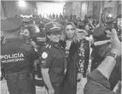  ?? Foto: Delia Juárez. ?? Los nuevos agentes de Seguridad posaron orgullosos con familiares. /