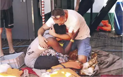  ?? Foto: dpa ?? Ein Besatzungs­mitglied des spanischen Rettungssc­hiffes „Open Arms“spendet Trost.
