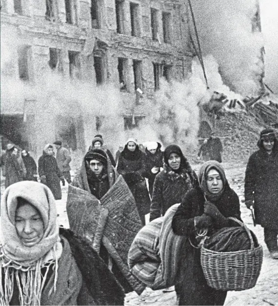  ??  ?? Hell on earth: After a German raid, Leningrad citizens leave their bomb shelter