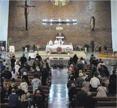  ?? Manu Mitru ?? Última misa, ayer, en la iglesia del Esperit Sant del barrio del Baix Guinardó, en Barcelona.