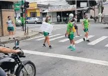  ?? DIVULGAÇÃO/ IPATINGA FC ?? Meninas de fibra. Malabarism­o com a bola de uniforme