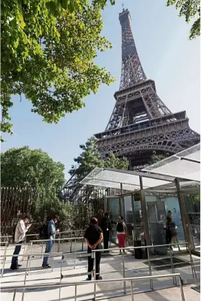  ?? — aFP ?? Ready for a climb: Visitors lining up to climb the reopened eiffel Tower in Paris.