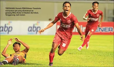  ?? ARIB BILLAH/KALTIM POST ?? TERTAHAN: Pemain PSM Ridwan Tawainela merayakan gol yang dicetaknya ke gawang Mitra Kukar di Stadion Aji Imbut, Tenggarong, tadi malam.