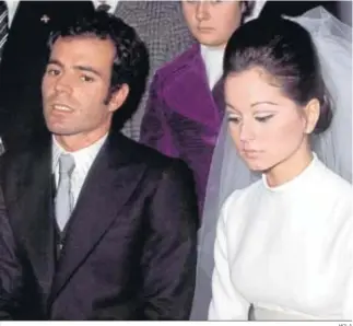  ?? HOLA ?? Unos jovencísim­os Isabel Preysler y Julio Iglesias, en su boda en Illescas.