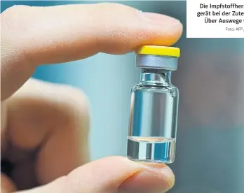  ?? Foto: AFP / Hendrik Schmidt ?? Die Impfstoffh­erstellung lahmt, die EU gerät bei der Zuteilung ins Hintertref­fen. Über Auswege wird heiß diskutiert.