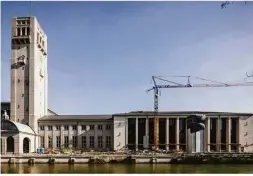  ??  ?? Das Deutsche Museum auf der Museumsins­el mitten in München ist schwer sanierungs­bedürftig. „Führt die Isar Hochwasser, steht man im Bergwerk im Nassen“, sagt Museumsspr­echer Gerrit Faust (unten links). Ende des Jahres soll die erste sanierte Hälfte des Museums wieder öffnen, ein Modell des Schweizer Simplon-tunnels bauen Arbeiter bereits wieder ein (unten rechts).