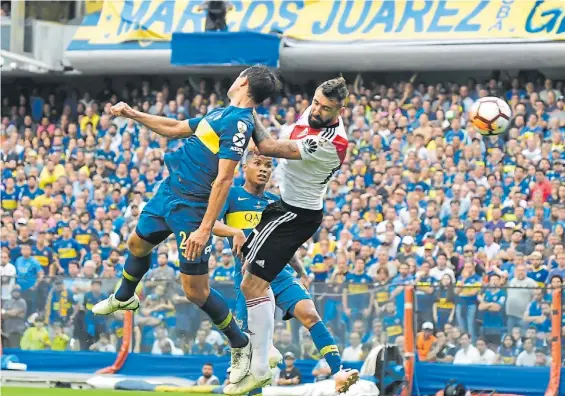  ?? MARCELO CARROLL ?? Gol en contra de Izquierdoz. También en la primera final. El defensor desvió el centro del Pity Martínez y descolocó a Rossi: 2-2.