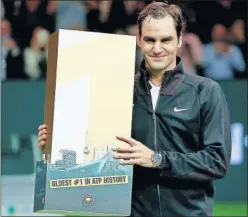  ??  ?? RECUERDO. Federer, con un detalle del torneo de Rotterdam.