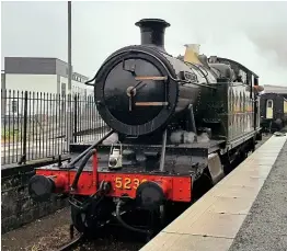  ??  ?? Making its first runsince lockdownbe­gan, GWR2- 8- 0TNo. 5239 Goliath steams into thenewplat­formextens­ion atQueen’s Park on June 30. JOHN JONES/ DSRRC