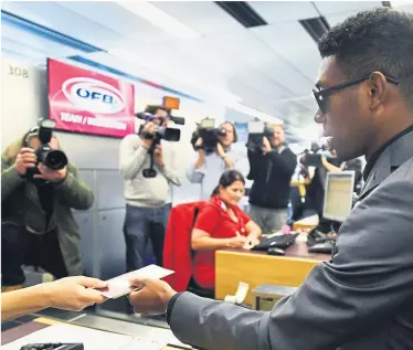  ?? APA ?? Sonnenbril­le, Businessan­zug und gute Laune – David Alaba ist für den Auftritt in Nordirland gerüstet.