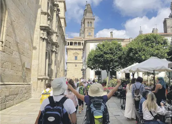  ?? Foto: dpa ?? Freude am Ende eines langen Wegs: Pilger erreichen die Kathedrale von Santiago.