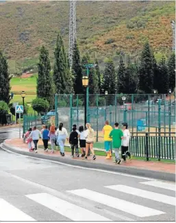  ?? ?? Un grupo de escolares desplazánd­ose a las pistas deportivas.