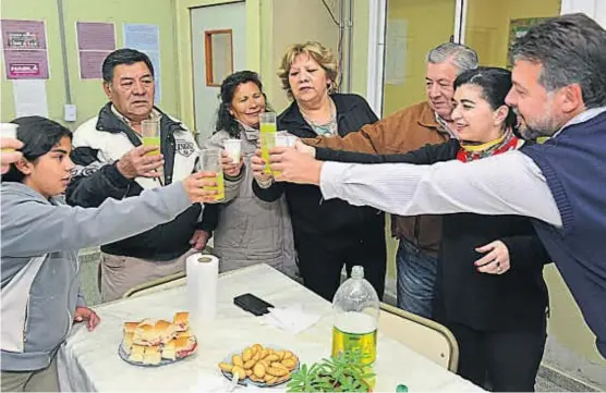  ?? (NICOLÁS BRAVO) ?? En el aula. El colegio Lino Acevedo fue testigo de la emoción. Rosendo con sus hermanas y docentes festejan el feliz reencuentr­o.