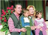  ??  ?? José Ortega Cano y Rocío Jurado, junto a sus dos hijos adoptados en Colombia, Gloria Camila y José Fernando