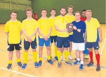  ??  ?? Gavin Cruickshan­ks presents the Midlands Indoor Division Two trophy to Perthshire I.