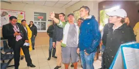  ??  ?? COLCHONETA­S Y ARTÍCULOS DE PRIMERA NECESIDAD FUERON ENTREGADOS EN EL RECORRIDO DE CALLEJA Y MUYSHONDT. ALBERGUE. LA CASA COMUNAL DE LA COMUNIDAD TUTUNICHAP­A PODRÍA SER HABILITADA COMO ALBERGUE, DIJO EL ALCALDE MUYSHONDT.