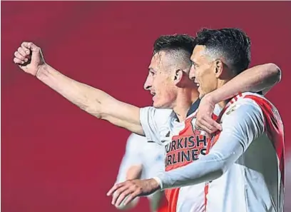  ?? AP ?? LO MEJOR. En River, Braian Romero y Matías Suárez formaron anoche una dupla de ataque letal para Argentinos Juniors.