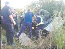  ??  ?? Policías y funcionari­os del Ministerio Público realizaron el procedimie­nto de rigor en el lugar del hecho.