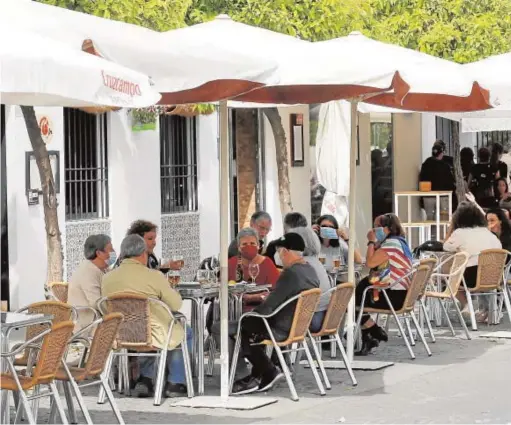  ??  ?? Hilera de veladores en el Paseo de la Ribera de Córdoba el pasado Viernes de Dolores