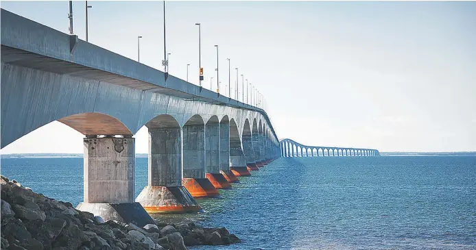  ??  ?? Inauguré en 1997, le pont de la Confédérat­ion relie l’Île-du-Prince-Édouard au continent. - Archives