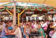  ?? Foto: Richard Lechner ?? Im Papert Festzelt und im Biergarten vor dem Zelt werden die Mess’gäs te mit Getränken, Speisen und Musik verwöhnt.