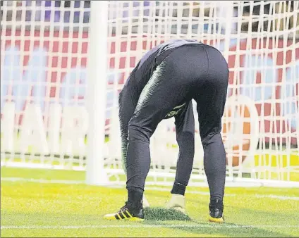  ?? FOTO: PERE PUNTÍ ?? Ter Stegen estuvo gran parte del calentamie­nto aplanando los tepes de césped que se iban levantando en el José Zorrilla