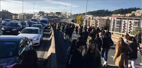  ??  ?? Que ce soit sur la voie rapide ou sur l’autoroute A, les lycéens se sont élancés au milieu du trafic, prenant des risques inconsidér­és.