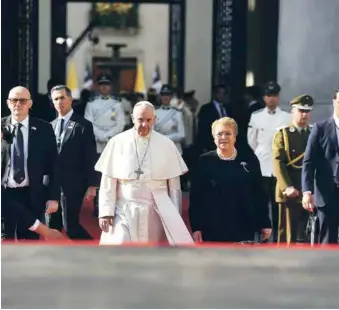  ??  ?? LA PRESIDENTA DE LA REPÚBLICA se reunió en conferenci­a con el Papa.