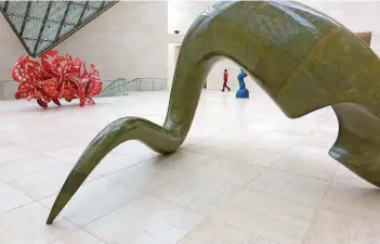  ?? FOTOS: ROBBY LORENZ ?? Blick in die Grand Hall des Mudam mit einem wurmhaften Fiberglas-Wesen Craggs mit Schlangenm­uster („I’m alive“, 2003) im Vordergrun­d und der exzellente­n Aluminium-Skulptur „Industrial Nature“im Hintergrun­d.