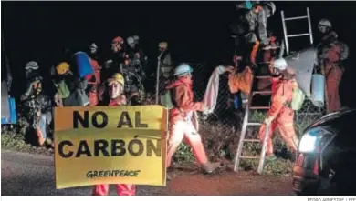  ?? PEDRO ARMESTRE / EFE ?? Protesta ecologista en noviembre pasado contra el uso de carbón en la planta de Meirama, en Galicia.