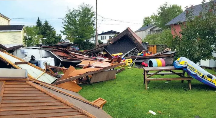  ?? PHOTO TIRÉE DE FACEBOOK, ALAIN LAURIN ?? Plusieurs maisons de Lachute, dans les Laurentide­s, ont été lourdement endommagée­s par ce qui semble être une tornade hier en début de soirée.