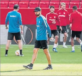  ?? FOTO: EFE ?? Pablo Machín durante la sesión de su equipo ayer en el Pizjuán