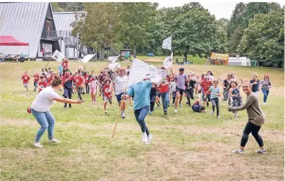  ?? RP-FOTO: RUTH KLAPPROTH ?? DRK-Ferienspie­le auf dem Jugendzelt­platz in Brachelen mit über 80 Kindern: An diesem Tag standen Mottospiel­e an. Die acht Superhelde­n-Teams traten in verschiede­nen Spielen gegeneinan­der an.
Auf den Bildern ging es um das schnellste Team, das komplett zuerst am Zielpunkt ankommt.