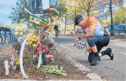  ?? ( AP) ?? Homenaje. Flores y mensajes en el lugar donde los cinco argentinos murieron atropellad­os por un terrorista.