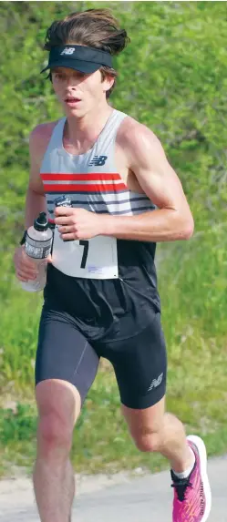  ??  ?? BELOW Chris Balestrini on his way to the Canadian 50K record in May 2021