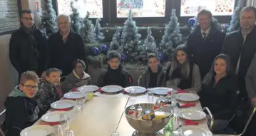  ?? (Photo J.D.) ?? Après leurs visites, les jeunes se sont tous retrouvés au marché de La Condamine pour partager une collation.