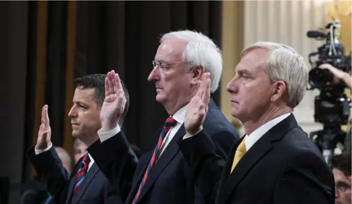  ?? © ?? In de Capitoolco­mmissie getuigden Trumps minister Jeffrey Rosen (c.) en onderminis­ter Richard Donoghue (r.) over hoe hard Trump hen onder druk had gezet.
Michael Reynolds/epa