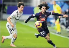  ??  ?? PARTIDAZO. Cucurella, ante Odriozola en el Eibar-Madrid.