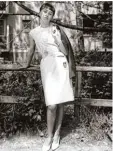  ??  ?? AZ Leserin Sonja Weber im Jahr 1962 im schicken Etui Kleid.