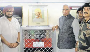  ?? HT PHOTO ?? CM Capt Amarinder Singh and Union home minister Rajnath Singh pose next to Bhagat Singh’s pistol kept at a museum at the memorial at Hussainiwa­la in Ferozepur on Tuesday.