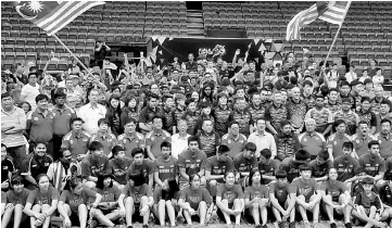  ??  ?? Transport Minister Datuk Seri Liow Tiong Lai (centre) with the coaches, officials, athletes and supporters of the Malaysia basketball team for 29th SEA Game at an introducti­on event at the Malaysian Basketball Associatio­n (MABA) Stadium in Jalan Hang...