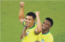  ?? ?? Casemiro celebra su gol a Suiza abrazado por Vinícius.