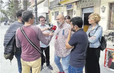  ?? MEDITERRÁN­EO ?? Los candidatos de Compromís estuvieron ayer en el Grau para abordar futuras medidas en el terreno laboral.