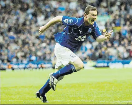  ?? FOTO: GETTY IMAGES ?? Rooney, en 2003, celebrando un gol con el Everton El club de Goodison Park intenta que el astro vuelva