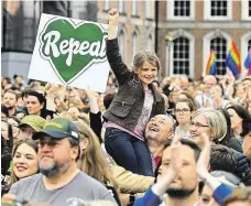  ?? Příznivci uvolnění přísné praxe týkající se potratů slavili v sobotu po vítězném referendu v Dublinu. FOTO REUTERS ?? Repeal (Zrušte osmý dodatek)!