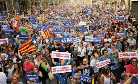  ?? Foto: Pau Barrena, afp ?? In Massen gingen die Menschen in Barcelona auf die Straße. Sie gedachten nicht nur der Opfer der blutigen Anschläge, sondern forderten auch Frieden und hielten Plakate in die Höhe, auf denen „Ich habe keine Angst“stand – ein Statement an die Adresse...