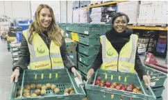  ??  ?? 0 Fareshare volunteers busy redistribu­ting surplus food